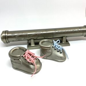 Kastetodistus jalustalla, ensihammas ja ensikihara rasiat